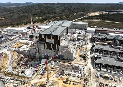 Ranskaan rakennettava Iter-fuusiokoereaktorin rakennuskompleksi on valtava laitos, jonka maanalainen osa on monta kertaa suurempi kuin kuvassa näkyvät osat. Reaktori on tarkoitus saada toimintaan vuosikymmenen loppuun mennessä.