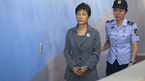 Kuvassa Park Geun-hye saatettiin elokuussa 2017 oikeuden eteen. Geun-hye armahdettiin jouluaattona 2021. Päätökseen vaikutti hänen heikentyvä terveytensä.