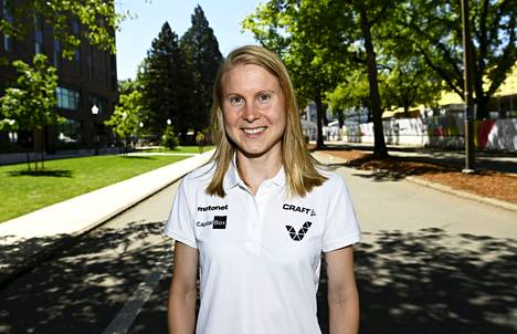 Elisa Neuvonen kävelee perjantaina MM-kisoissa 35 kilometrin kisassa.