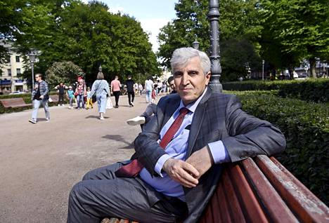 Turkin ulkopoliittisen instituutin johtaja Huseyin Bağcı Esplanadin puistossa Helsingissä 15. kesäkuuta.