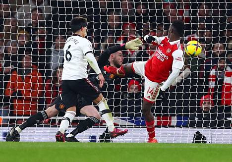 Eddie Nketiah (oik.) teki Arsenalille voittomaalin Manchester United -ottelun loppuhetkillä.
