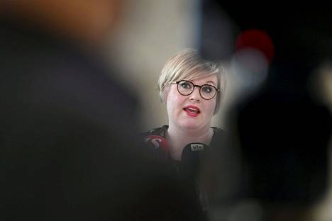 Valtiovarainministeri Annika Saarikko kuvattiin varautumisen ministerityöryhmän kokootumisen jälkeisessä mediatilaisuudessa 22. maaliskuuta 2022.