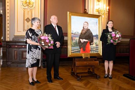 Anna-Kaisa Ikosen (oik.) muotokuva paljastettiin Tampereen Raatihuoneella. Kuvassa Ikosen lisäksi taiteilija Timo Vuorikoski ja puoliso Anna-Riitta Vuorikoski.