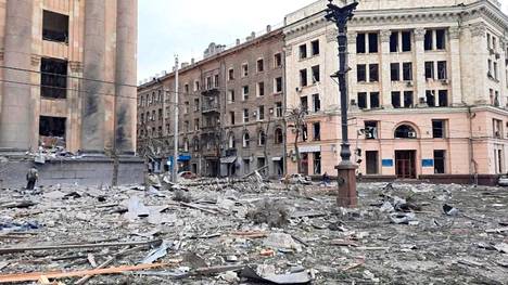 Ukrainan viranomaisten välittämä kuva näyttää tuhoja Harkovan kaupungissa tiistaina 1. maaliskuuta. Kaupungista on raportoitu suuresta räjähdyksestä.