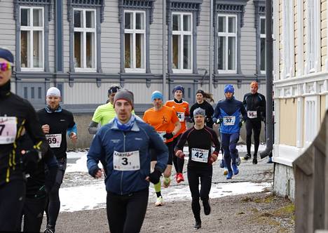 Karhu-viesti oli tänä vuonna Turun Urheiluliiton juhlaa – juoksemaan  päästiin, vaikka maassa olikin lunta - Urheilu - Satakunnan Kansa