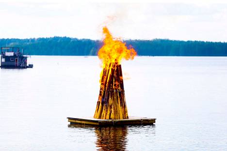 Arkistokuva vuodelta 2016. Satakunnassa oli tänä juhannuksena kokkojen polttaminen kiellettyä maastopalovaroituksen vuoksi.