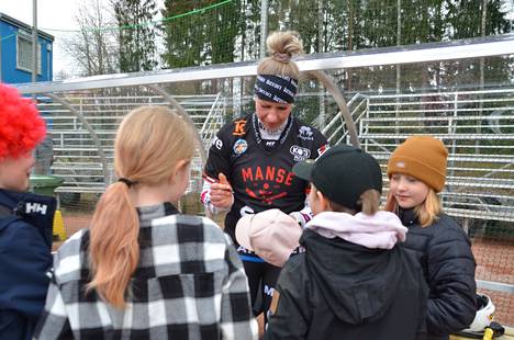 Moni halusi pelin jälkeen Virpi Hukalta nimmarin tai yhteiskuvan. Suosikkipelaaja vaihtoi iloisesti pelikuulumisia nuorten fanien kanssa.