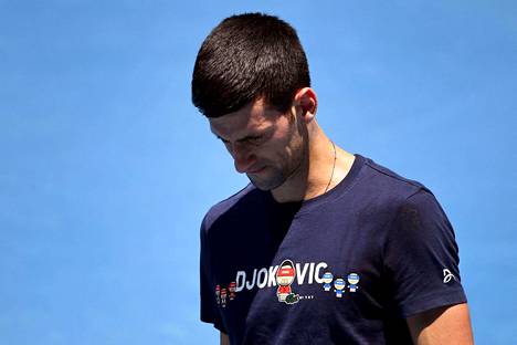 Tennistähti Novak Djokovic harjoituksissa keskiviikkona ennen Australian avoimen tennis­turnauksen alkua.