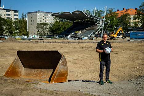 Ilkka Pohjoismäki piipahti pallottelemassa vanhan Tammelan stadionin raunioilla. Samalle paikalle rakentuvaa uutta Tammelaa hän pitää mielettömänä mahdollisuutena.