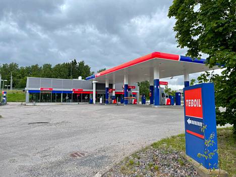 Suljettu Teboil-asema Kirkkonummella kesäkuussa. Polttoainetta voi yhä ostaa automaateista.