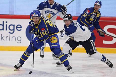 Sakari Manninen yritti pysäyttää Mathias Bromen. Manninen iski Ruotsia vastaan kaksi maalia.