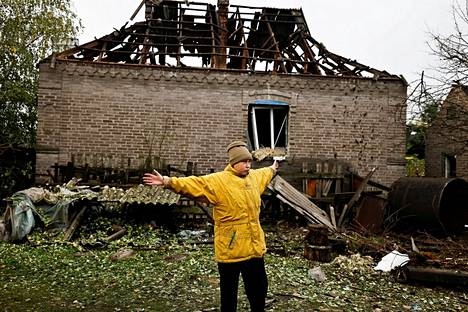 Nainen kertoi toimittajille, miten alueen taloja on tuhoutunut Venäjän ilmaiskuissa Kramatorskin kaupungissa Donetskin alueella Ukrainassa. Venäjän miehityksestä vapautuneilla alueilla valokuvattiin 4. lokakuuta. 