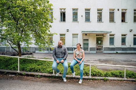 Kun pakolaiskriisi alkoi, Liisa Korkatti oli töissä Iittalassa vastaanottokeskuksessa. Kun se suljettiin puoli vuotta myöhemmin, hän siirtyi Tampereen vastaanottokeskukseen Kauppiin. Zaid Al-Khdhairi oli vuonna 2015 töissä Forssan vastaanottokeskuksessa, kun pakolaiskriisi alkoi. Myöhemmin hän oli sulkemassa vastaanottokeskuksia, kun niiden tarve väheni.