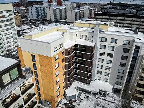 Euribor-viitekorko päivittyy aina kolmen, kuuden tai 12 kuukauden välein. Jos pisimmän euriborin tarkastus on ollut sopivaan aikaan, voi asuntolainan korko olla yhä nollan tuntumassa. Tampereen Tuomiokirkonkadun asuintalot kuvattiin huhtikuussa 2022.