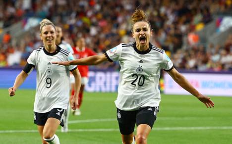 Saksan Lina Magull juhli tekemäänsä 1–0-maalia.