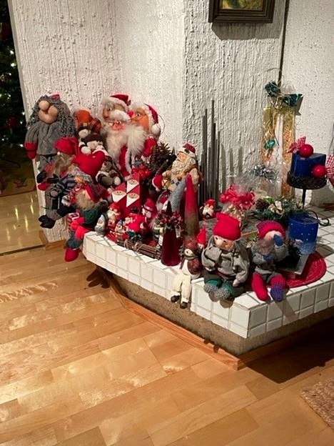 Tontut toivottavat hyvää joulua Porin Leppäkorvesta.