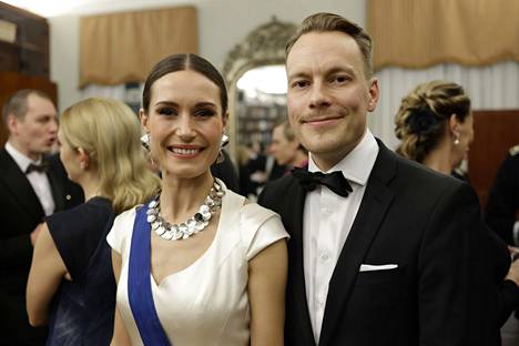 Pääministeri Sanna Marinin (sd.) ohjelma oli tiistaina hyvin tiivis, sillä aiemmin päivällä hän edusti Suomea huippukokouksessa Albaniassa. Pääministeripari ehti kuitenkin Linnan juhlaan. Pääministeri oli juhlassa puolisonsa Markus Räikkösen kanssa.