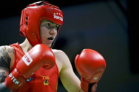 Nyrkkeilijä Emma Jokiaho on varmistanut vähintään EM-pronssimitalin. Jokiaho kuvattiin nyrkkeilyn SM-kilpailuissa Helsingissä joulukuussa 2021.