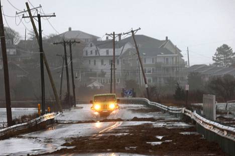 Vesi tuli tielle myrskyssä Gloucesterissa Massachusettsissa Yhdysvalloissa 23. joulukuuta.