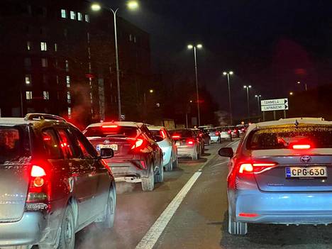 Liikenne seisoi Tampereella Rantatunnelin onnettomuuden takia torstaina 17. marraskuuta. 