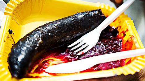 Tässä mustamakkarakuvassa hienostellaan ja syödään perinneruokaa pahvilautaselta ja vielä muovisilla työvälineillä.