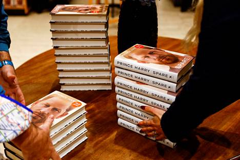 Prinssi Harryn muistelmateos Spare on myynyt hyvin. Kirjoja aseteltiin myytäväksi lontoolaisessa kirjakaupassa tiistaina 10. tammikuuta. 