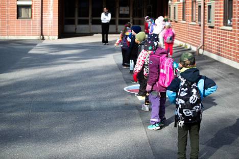Kanjonin koulun 1b-luokka odotti sisäänpääsyä kouluun Tampereella keväällä 2020. 