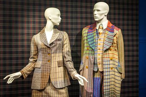Vivienne Westwood yhdistelee kekseliäästi erilaisia ja erivärisiä ruutukuoseja symmetriasta piittaamatta. Naisten tweed-kankainen jakkupuku ja miesten kolmiosainen tweedpuku ovat On Liberty -mallistoa syksyltä 1994. Miehellä Boucher-solmio.