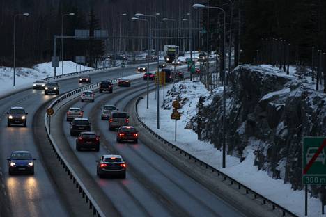 Liikennettä Lahdentiellä Tampereella Linnainmaan kohdalla 1. helmikuuta.