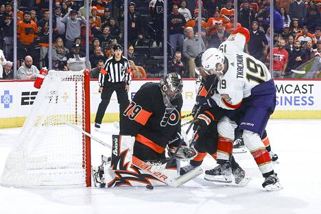 Philadelphia Flyersin maalivahti Carter Hart torjui Floridan Matthew Tkachukin maalintekoyrityksen kolmannessa erässä.