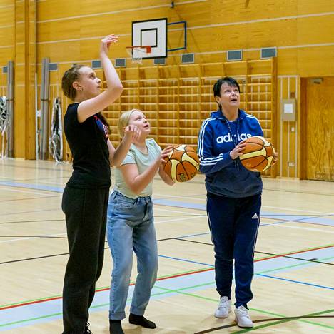 Mäntän Valon koripallotyttöjen vuosi on alkanut mallikkaasti. Kuvassa vasemmalta Sofia Tiihonen, Anni Mäkinen ja valmentaja Mervi Nurmi. Kuva elokuulta 2022 tyttöjen treeneistä.
