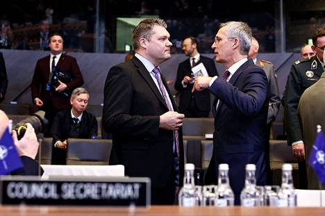 Suomen puolustusministeri Mikko Savola puhui Naton pääsihteeri Jens Stoltenbergin kanssa Brysselissä 15. helmikuuta.