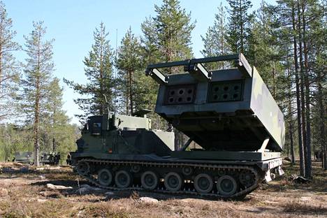 Mars II -raketinheitinjärjestelmä on paranneltu versio kuvassa olevasta Suomen puolustusvoimien M270-raketinheittimestä.
