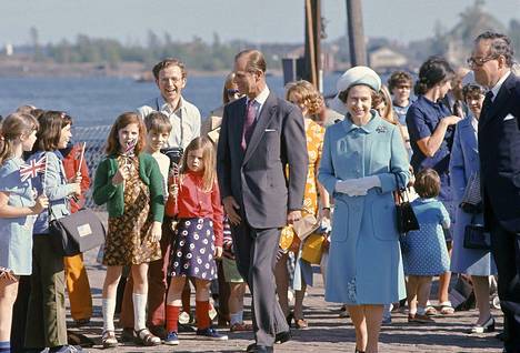 Kuningatar Elisabet II ja prinssi Philip palaavat purjehdusretkeltä Suomen vierailullaan.