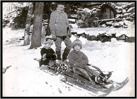 Emil Wikström ja lapsenlapset Kari Suomalainen ja Jorma Haapkylä kelkkailemassa talvisessa Visavuoressa 1920-luvulla. Taustalla Visavuoren ateljeerakennus.