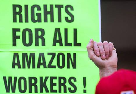 Amazonin työntekijöiden kyltti NLRB:n toimiston ulkopuolella tänään New Yorkissa. Työntekijät juhlistivat äänestystulosta.