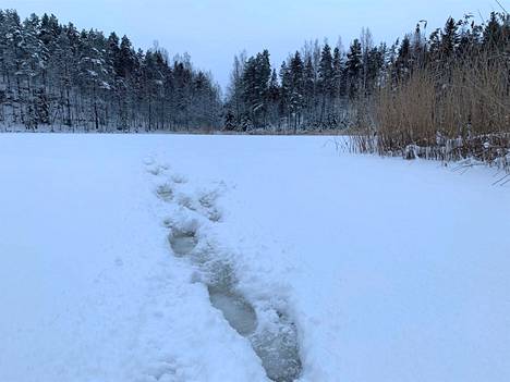 Jäällä liikkujien suurimpia vaaratekijöitä ovat tällä hetkellä muuttuvat sääolosuhteet, runsas lumisade ja kylmä vesi, muistuttaa Suomen Uimaopetus- ja Hengenpelastusliitto.