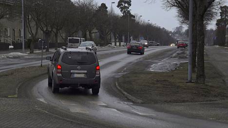 Arkistokuvassa työmaa-alueen kupeessa sijaitseva Syväraumankadun liikenneympyrä.