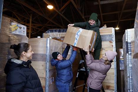 Tanja Kylander (vasemmalla), Tetiana Vidiakina, Ksenia Panachova ja Kateryna Solovei tarkistivat avustuskuorman paketoinnit. Tavoitteena on, että apu ehtisi perille jouluksi.