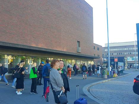 Ihmisiä odotti linja-autoja peruttujen junien takia Tampereen rautatieasemalla maanantai-aamuna 8. elokuuta. 