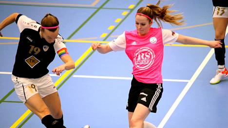 Tea Helminen teki FC Nokian pinkkipaitojen avausmaalin GFT:tä vastaan. Futsal-Liigan sarjapisteet lähtivät Espooseen selvällä erolla 2-9.