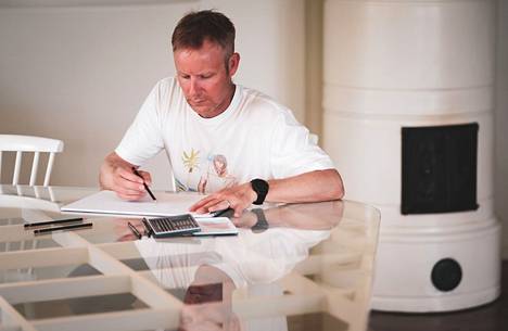 Vanhassa vara parempi: Mikko Ilosella on kynälle ja paperille yhä käyttöä golfkenttää suunnitellessa.
