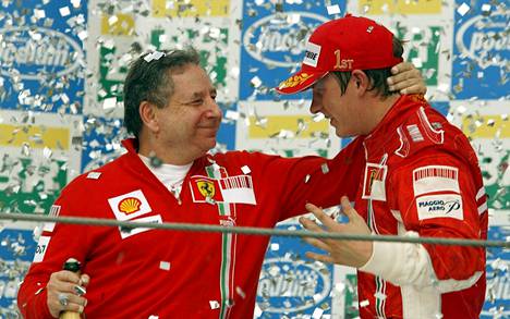 Kimi Räikkösen (oikealla) pitkä F1-ura on yhtä kilpailua vaille valmis. Kuvassa Räikkönen ja Ferrarin entinen tallipäällikkö Jean Todt vuonna 2007.