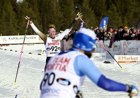 Krista Pärmäkoski odotti maalissa kisan voittajaa Kerttu Niskasta.