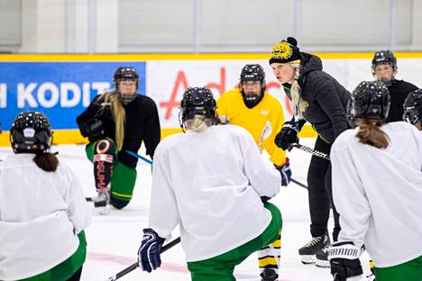  Ilves-pipoinen päävalmentaja Linda Leppänen vetää liigajoukkueen harjoituksia Tesoman jäähallissa helmikuussa 2020.