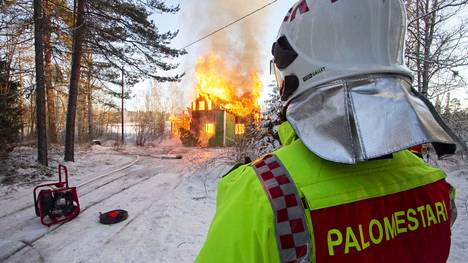 Satakunnan pelastuslaitoksen säästöpäätökset olisivat vaikuttaneet muun muassa Kankaanpään aluepaloaseman miehitykseen. Arkistokuva talonpolttoharjoituksesta. 