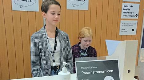 Amanda Oikarinen ja Pinja Minkkinen tutustuivat mediataiteeseen ja virtuaalilasien avartamaan maailmaan.