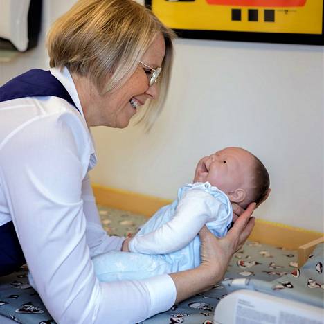 Synnyttämiseen Naantalin neuvola antaa teoriavalmennusta, kertoo Hanna Gustafsson. Gustafsson pitelee nukkea.
