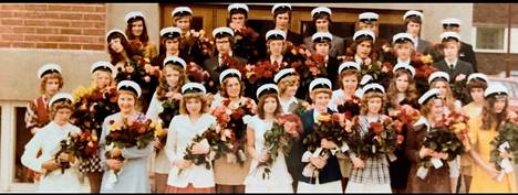 33 ylioppilasta lakitettiin Lavian yhteiskoulussa toukokuussa 1972.