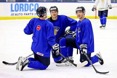 Kasper Simontaival (vas.), Kasper Puutio ja Roni Hirvonen harjoittelivat Suomen jääkiekon alle 20-vuotiaiden MM-otteluita varten Rogers Place -areenan harjoitushallissa Kanadassa 21. joulukuuta 2021.